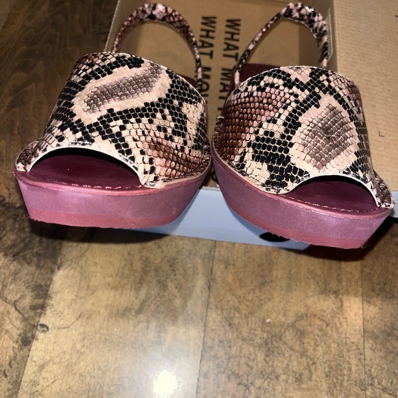 Kenneth Cole Reaction featherweight sculpted wedge sandal. - Picture 3 of 7